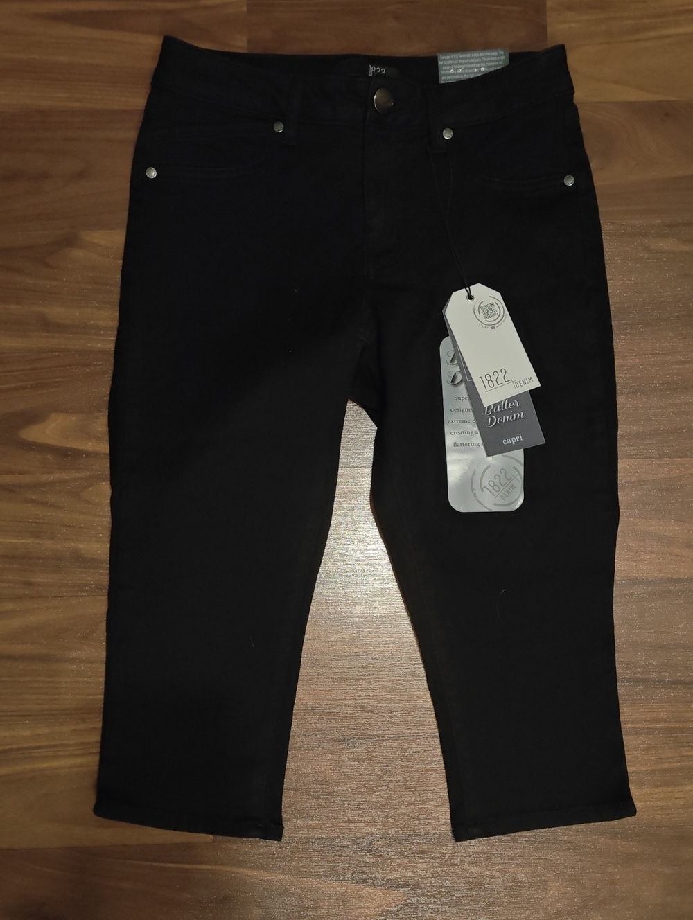 NWT 1822 Black Denim Capri